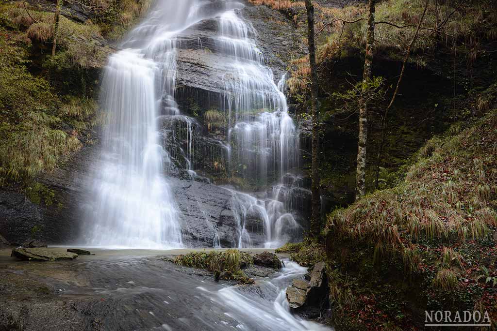 Uguna, la cascada del humedal de Saldropo en el parque natural del Gorbea