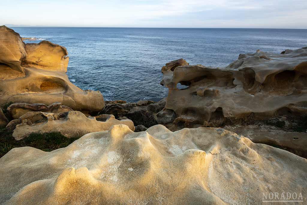 Formaciones rocosas cerca de la Punta Biosnar en Jaizkibel