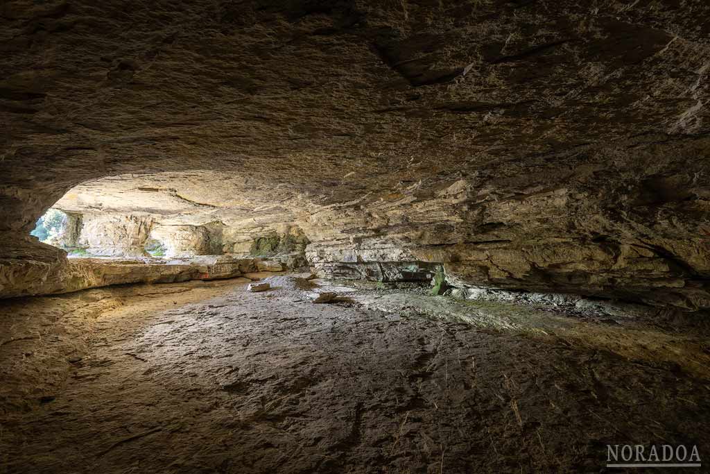 Cueva de Los Goros en la sierra de Badaia
