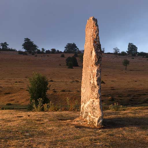 Menhir de Akarte en el parque megalítico de Legaire