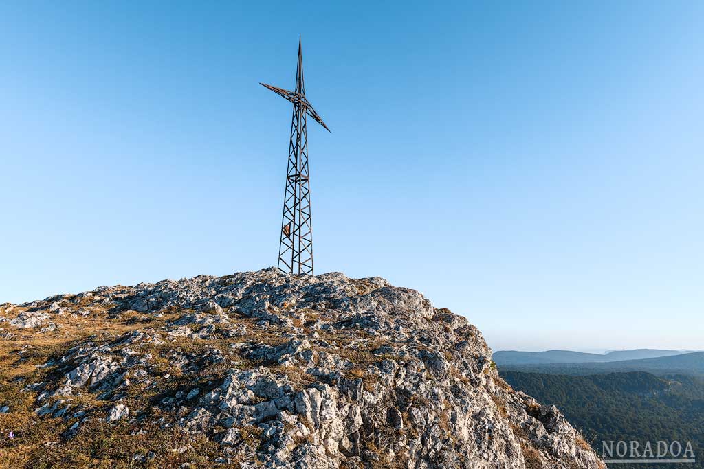Cruz del monte Mirutegi en la sierra de Entzia