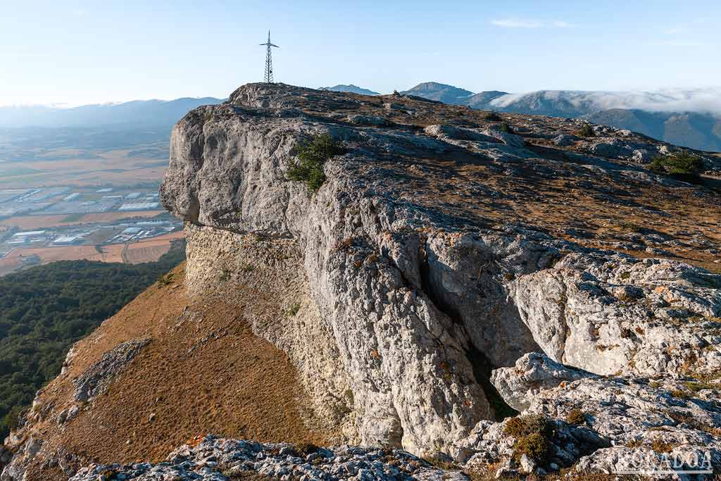 Cima del monte Mirutegi en la sierra de Entzia