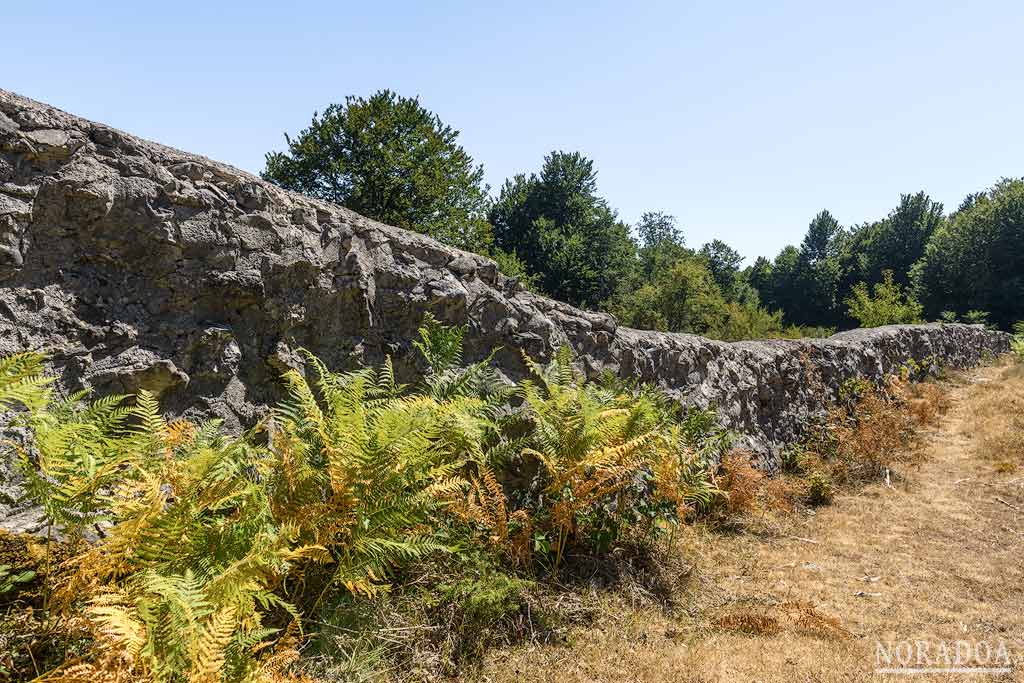Muro de los Navarros en la sierra de Entzia