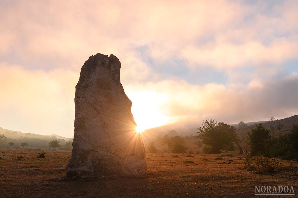 Menhir de Akarte en el parque megalítico de Legaire en la sierra de Entzia